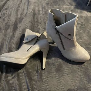 NWOT - 2 Lips Two grey boots